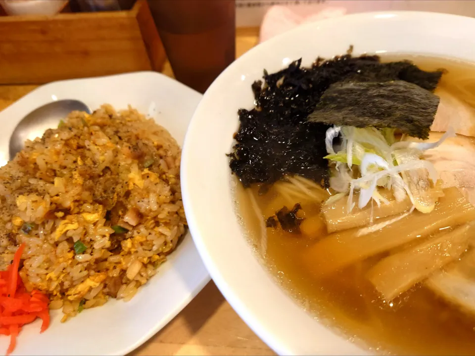 【TRYラーメン大賞2019 - 20 
新人賞 にぼし部門1位】 
新潟中華そば うめ川 
ラーチャン (煮干中華そばと半炒飯
のセット、1,300円) 
＋岩のり (うめ川Tシャツ着用で無料)
@板橋区役所前5分 
(JR板橋駅から徒歩分) 
25148
〈醤77塩25噌󠄀13タ5昆7出7F7冷6
混1〉|大脇さん