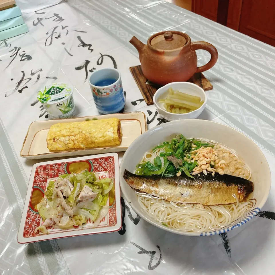 grandmaの晩ごはん☆ 今夜は玉子焼き、昨日のナムルに鶏ハムを添えて、ふきの煮物、お素麺とニシン、天かす、青じそ、ネギをトッピング…
頂きます|kaoriさん
