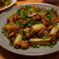鳥もも肉とネギのガーリックバター醤油炒め