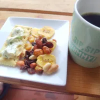 特製クリームチーズとドライフルーツとナッツの朝ご飯です✨|rikako♪。.:＊さん