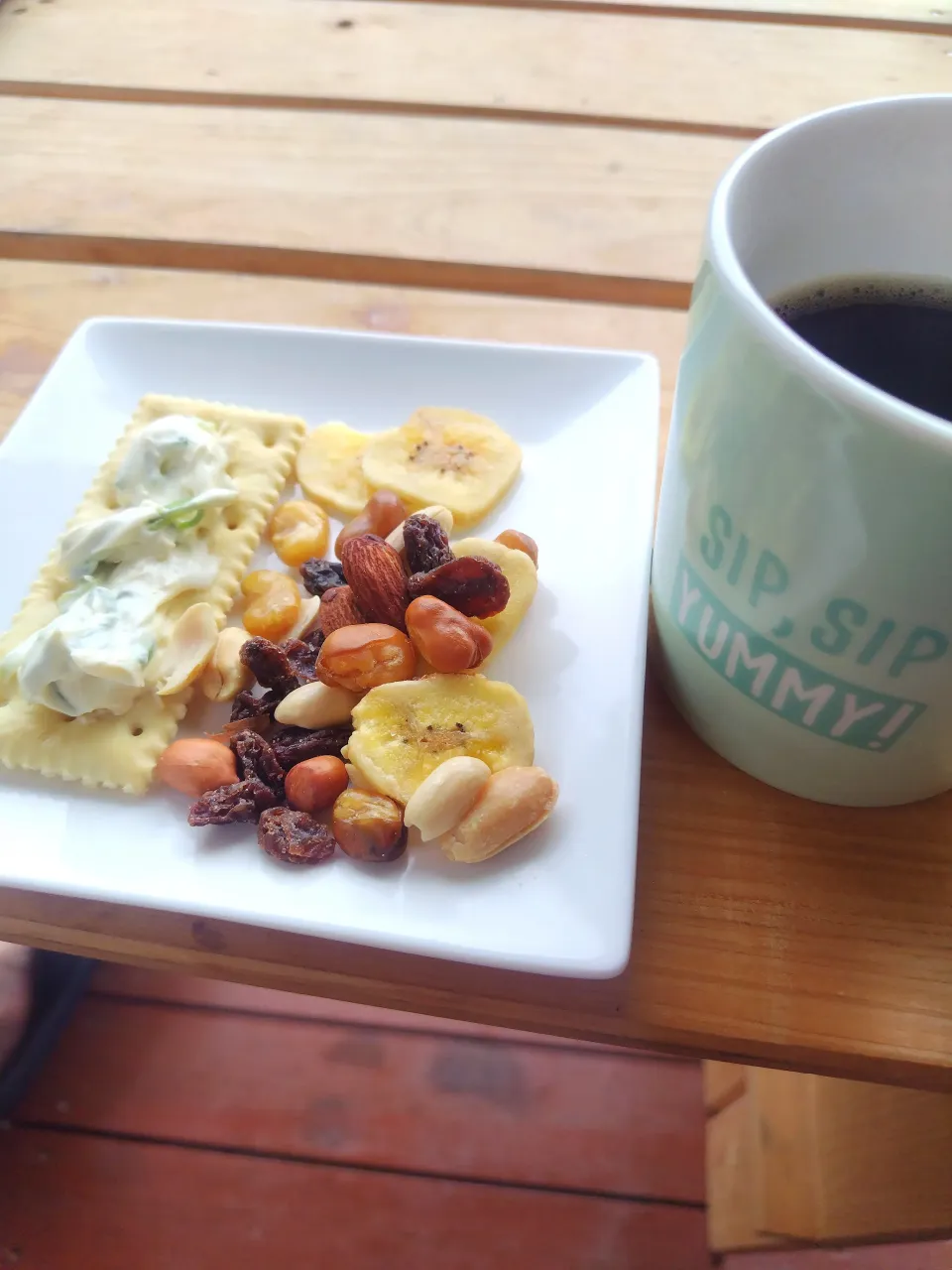 特製クリームチーズとドライフルーツとナッツの朝ご飯です✨|rikako♪。.:＊さん