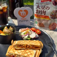 大豆のお肉でホットサンド