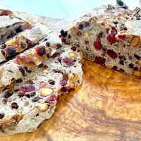 自家製レーズン酵母で作ったドライフルーツとナッツのパン🥖|みほままこさん