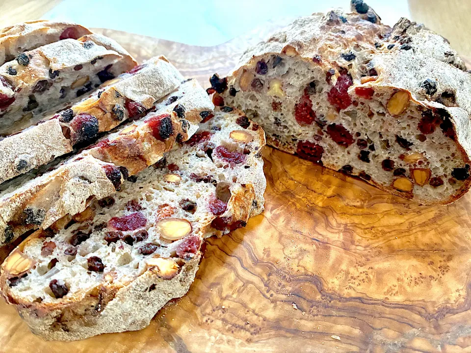 自家製レーズン酵母で作ったドライフルーツとナッツのパン🥖|みほままこさん