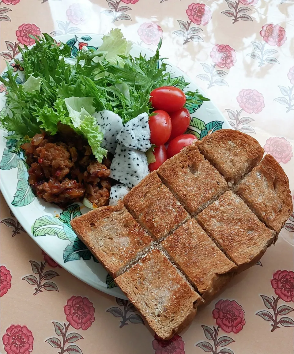 豚のチリペースト炒め&ココナッツトースト|きつねさん