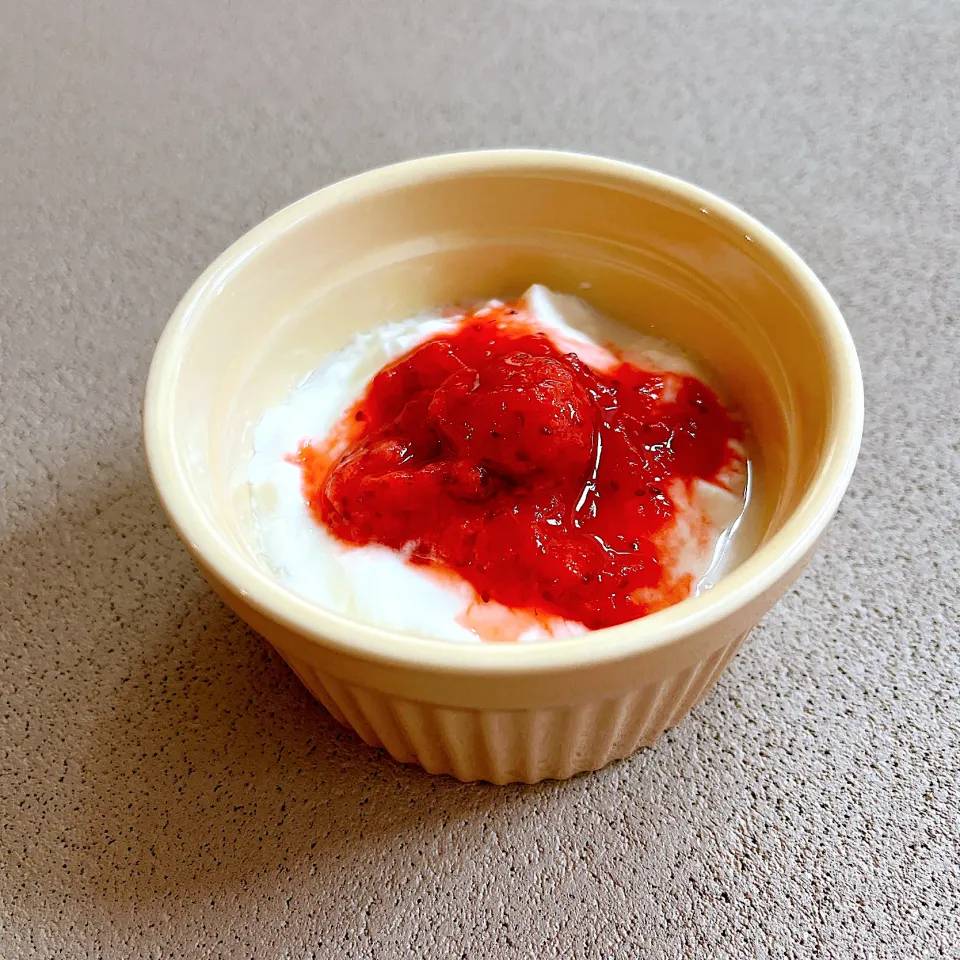 自家製いちごジャムでヨーグルト|かわうそcookingさん