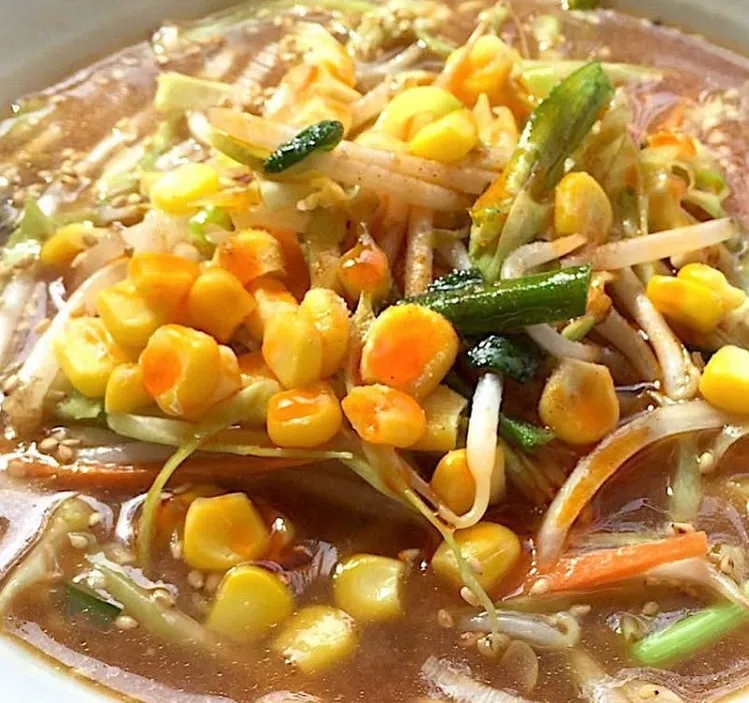「サッポロ一番みそラーメン」🌶️🌶️
ラードと挽肉入りの力士味噌で 野菜炒め 辣油と花椒を効かせて 昼ごはん🍜|ばくあんしゃさん