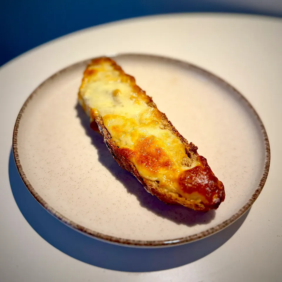 Grilled Mozzarella Cheese with bread|Zhen Zhenさん