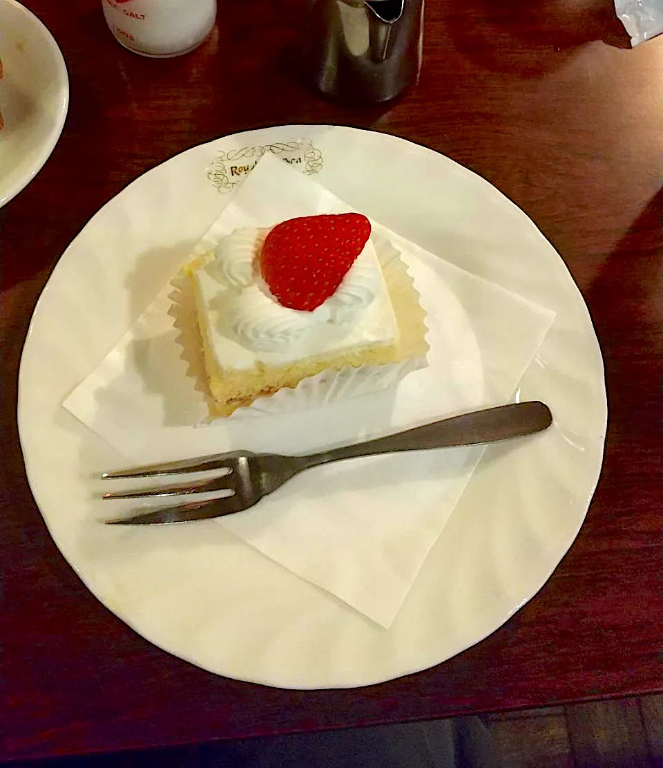 せっかく洋菓子屋さんに来たので、デザートにショートケーキをいただきました🍰|なびさん