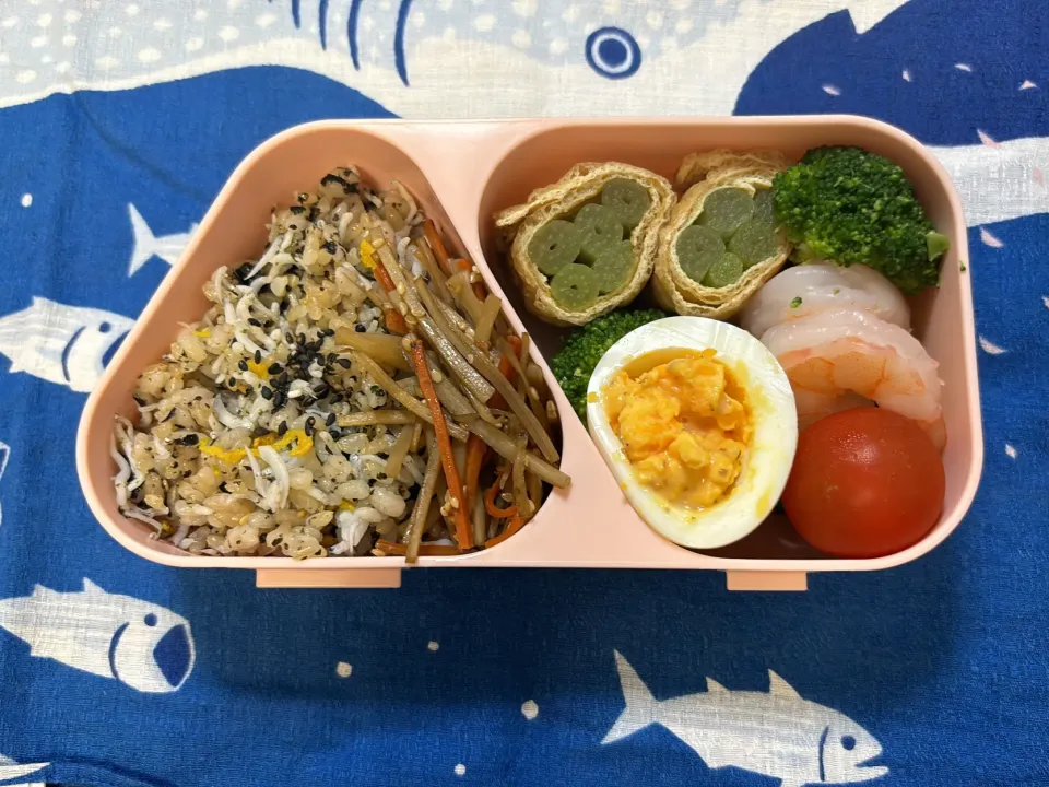 チュモッパしらすご飯　きんぴらごぼう　信田巻き　ゆで卵　ブロッコリー　ミニトマト　茹でエビ|kaori_831さん