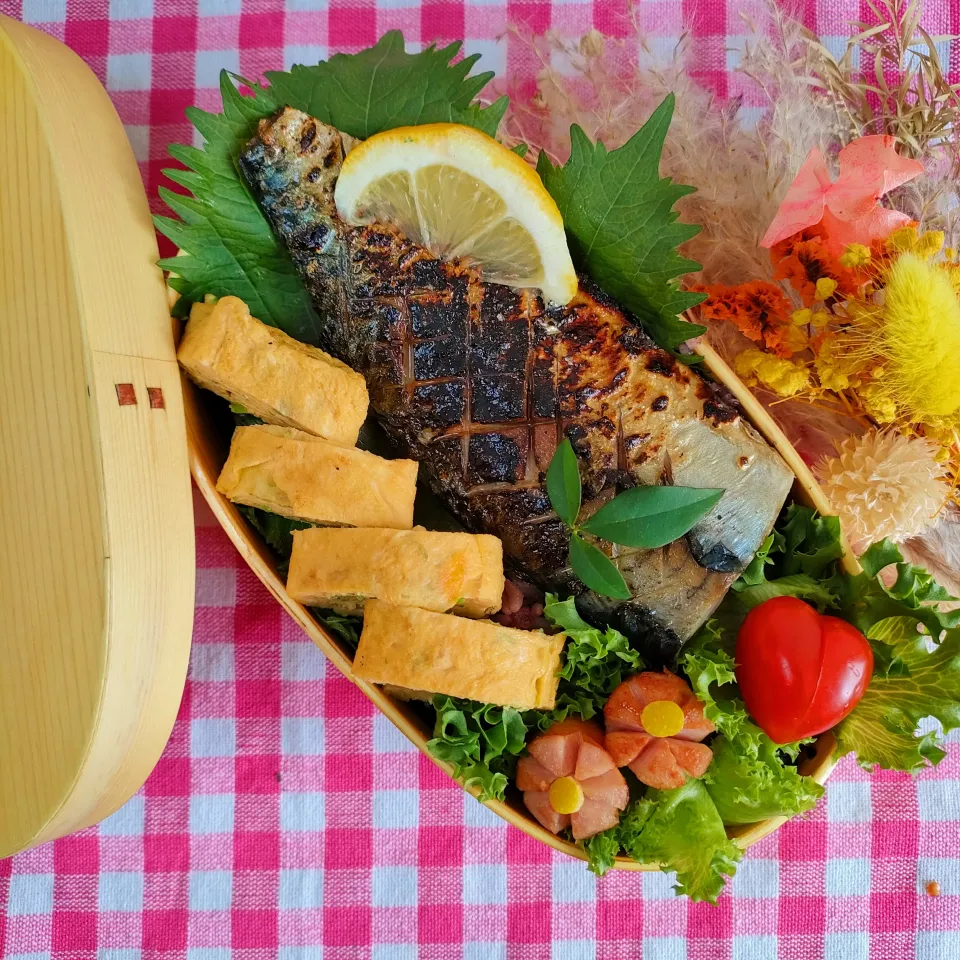 鯖の塩焼き弁当
　鯖の塩焼き
　シャウエッセン
　だし巻きたまご

美味しくできました✨|ふかふかごはんさん