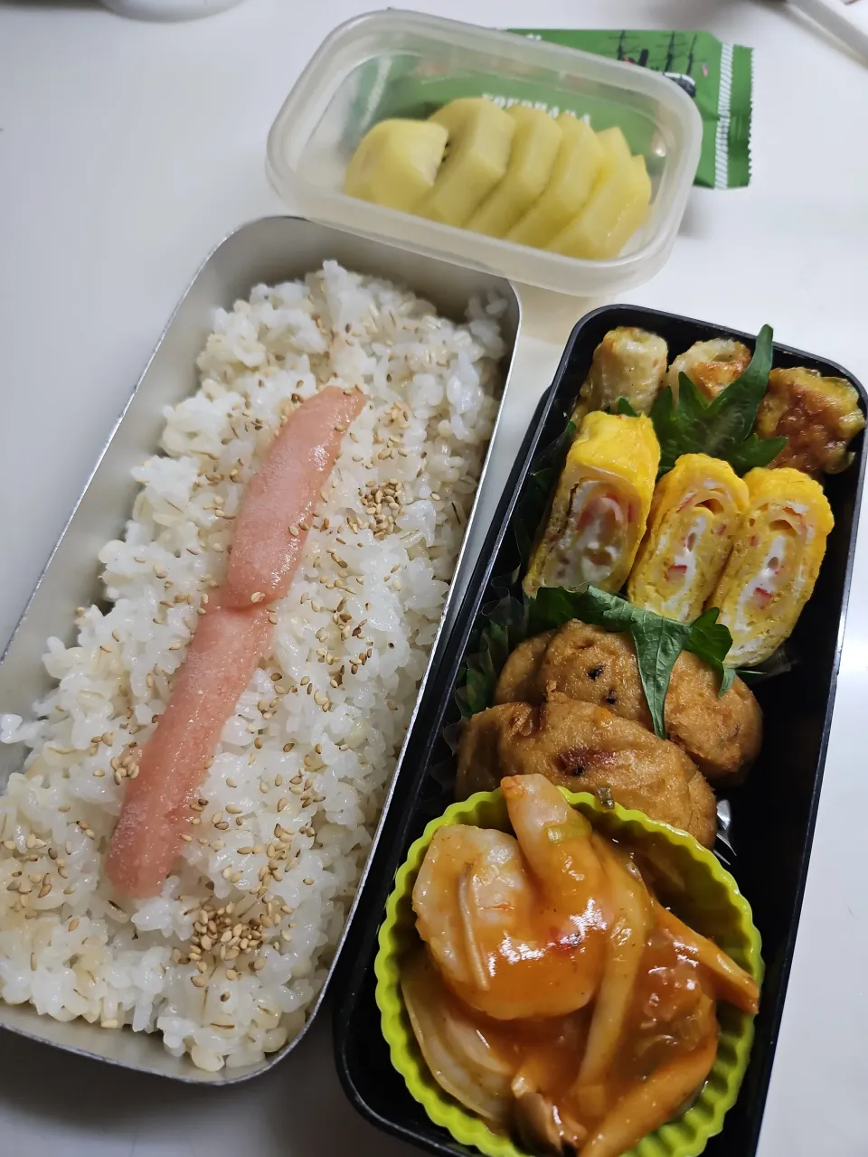 ☆高校生弁当☆もち麦入りごはん、かねふくたらこ、竹輪カレー、カニカマ卵焼き、厚揚げ煮、エビチリ、キウイ、ハーバー|ｼｮｺﾗさん