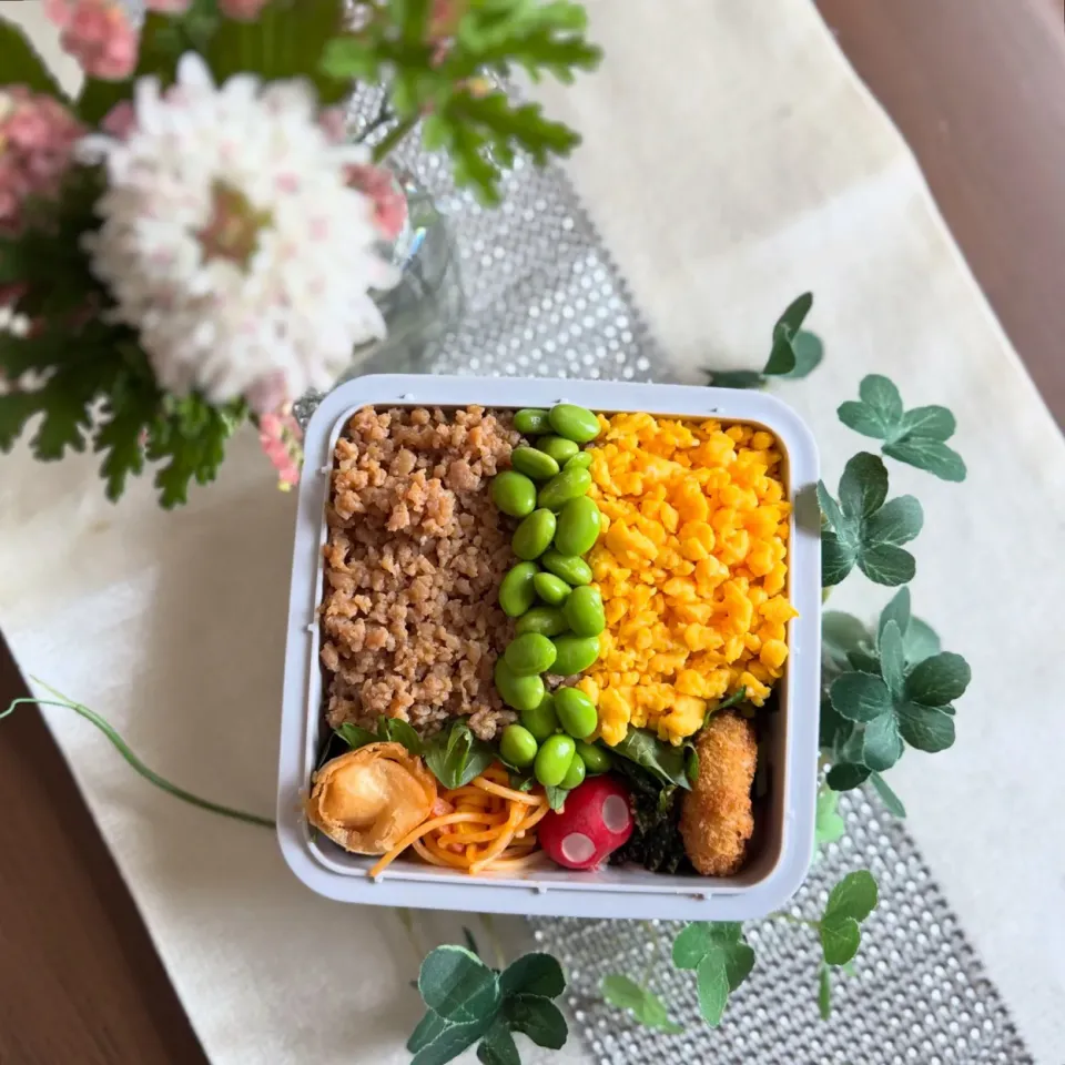 6/2❤︎主人の三色そぼろ弁当🌱

＊ 鶏そぼろ
＊ たまごそぼろ
＊ 塩茹で枝豆🫛
＊ カレー男爵コロッケ
＊ ナポリタンパスタ
＊ ほうれん草の胡麻和え|Makinsさん