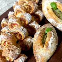 オニオンベーコンエピ　バジルポテトパン