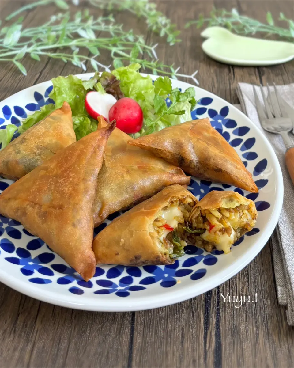 レタスとひき肉のカレーチャーハンでサモサ風|ゆーこどんさん