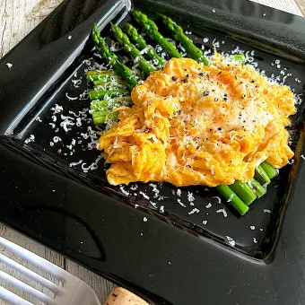 Snapdishの人気料理写真:@きなこさんの料理 焼きアスパラふわとろ卵のせ