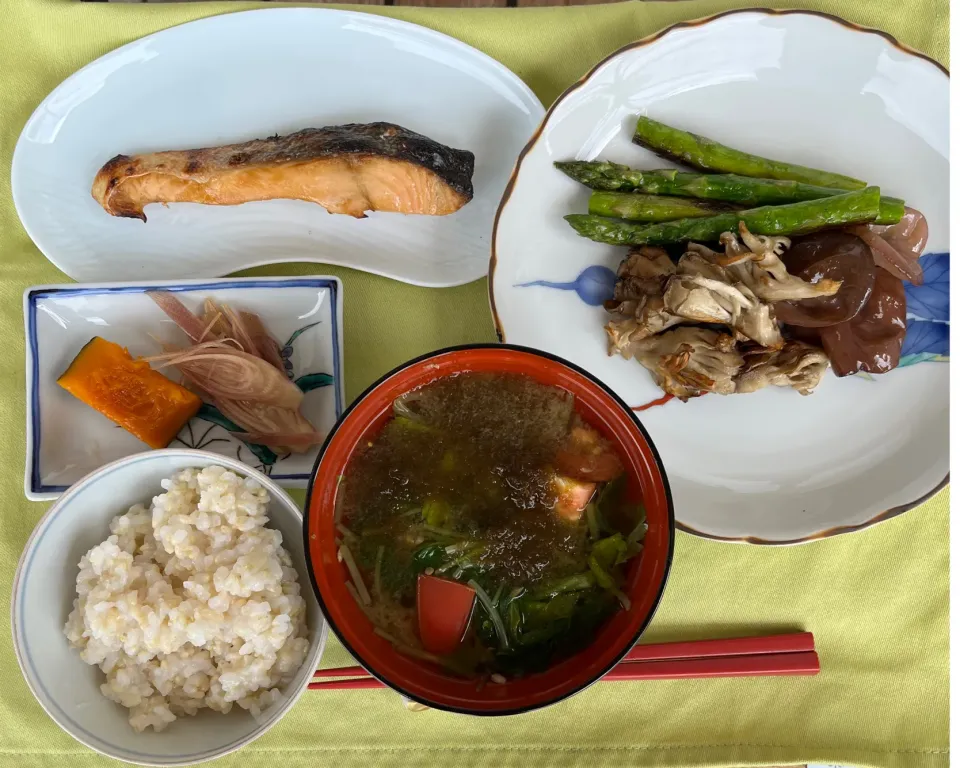 初夏のお味噌汁。三つ葉２袋100円だったので思わずget❣️。野菜のオリーブオイル焼き。鮭と茗荷の甘酢漬け、かぼちゃの煮物。玄米がゆで行ったらしゃい👋|tamemitiさん