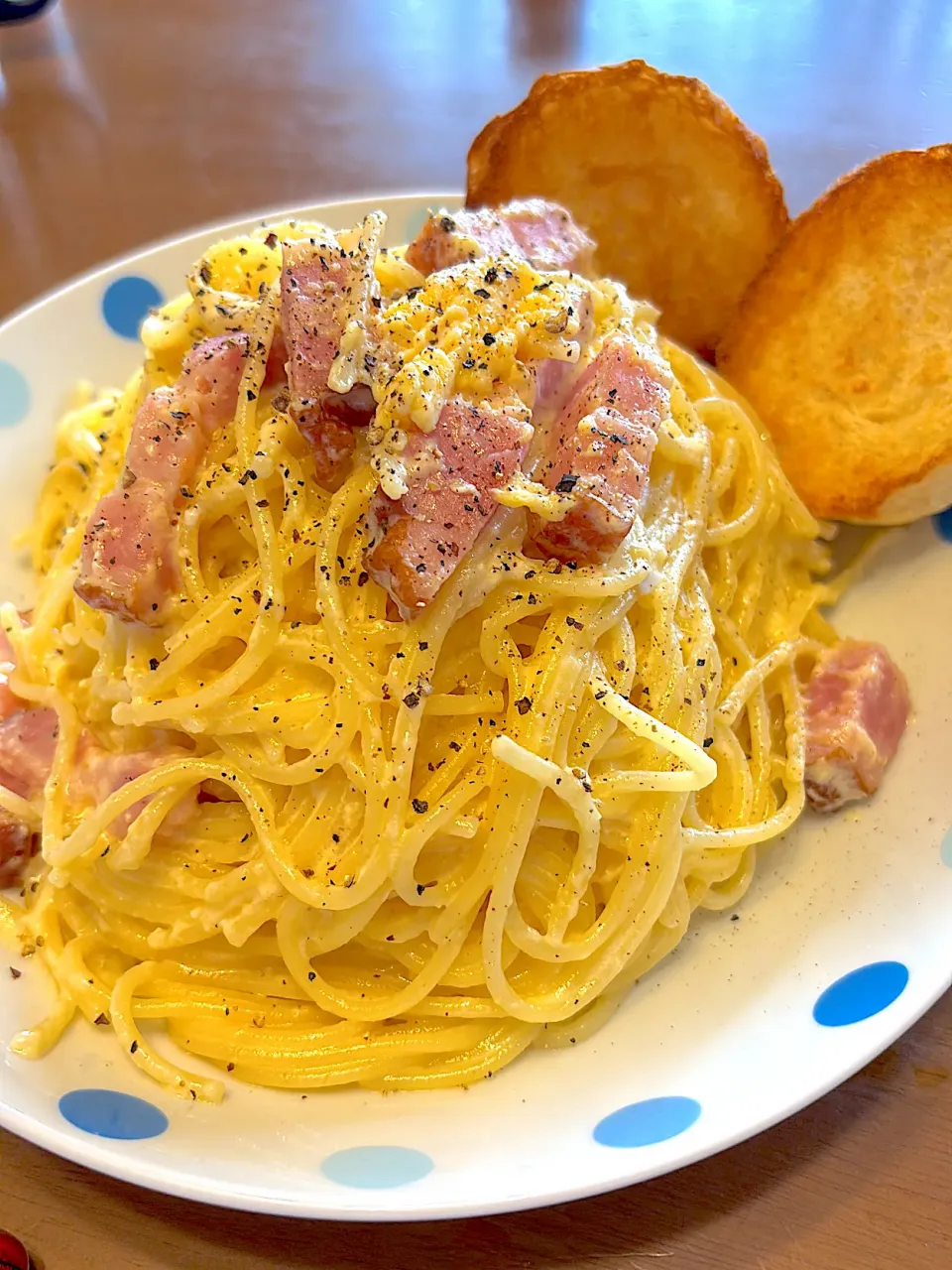 濃厚カルボナーラ、こんがりパンを添えて|masaさん
