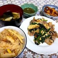 今日のお夕飯　筍ご飯、筍の土佐煮、筍のすまし汁、めかぶ、ニラ玉炒め|Mickeeさん