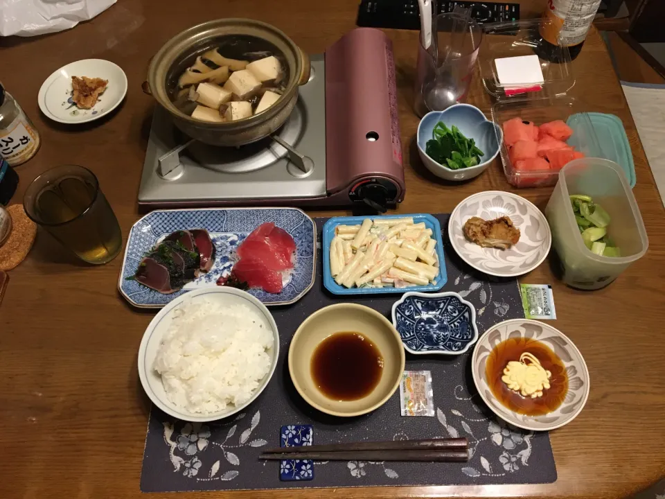 ご飯、鮪の切り落とし、鰹のたたき、湯豆腐鍋、ほうれん草のお浸し、野沢菜漬け、マカロニサラダ、鳥の唐揚げ、六条麦茶、カットスイカ(夕飯)|enarinさん