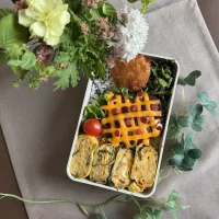 6/3❤︎主人のチーズハンバーグのっけ丼弁当🌱

＊チーズハンバーグ
＊紫蘇と桜海老入りたまご焼き
＊のっけ丼
＊甘辛チキンカツ
＊ほうれん草の胡麻和え|Makinsさん