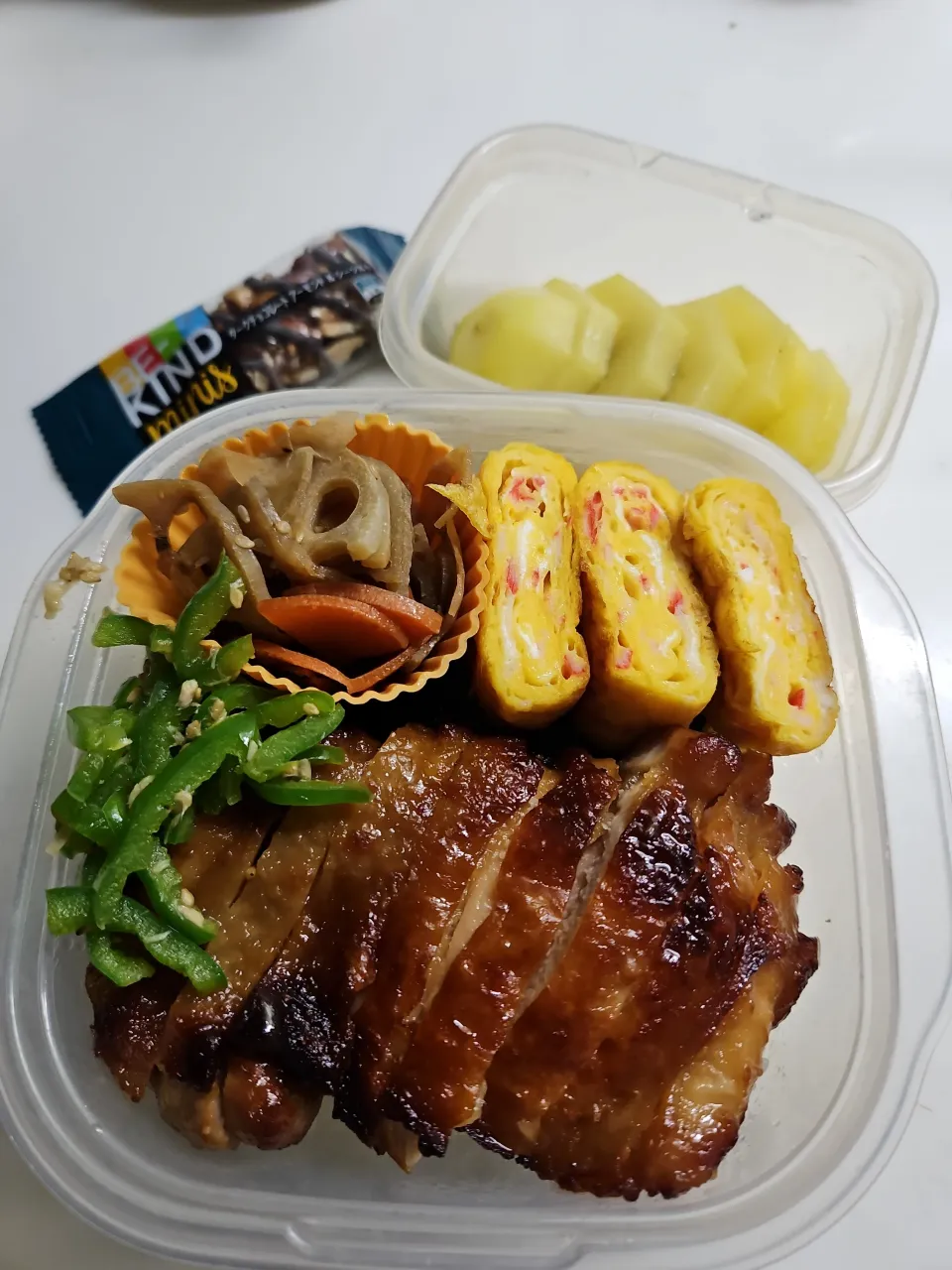 ☆高校生弁当☆鶏照焼丼、カニカマ卵焼き、蓮金平、無限ピーマン、キウイ、ナッツバー|ｼｮｺﾗさん