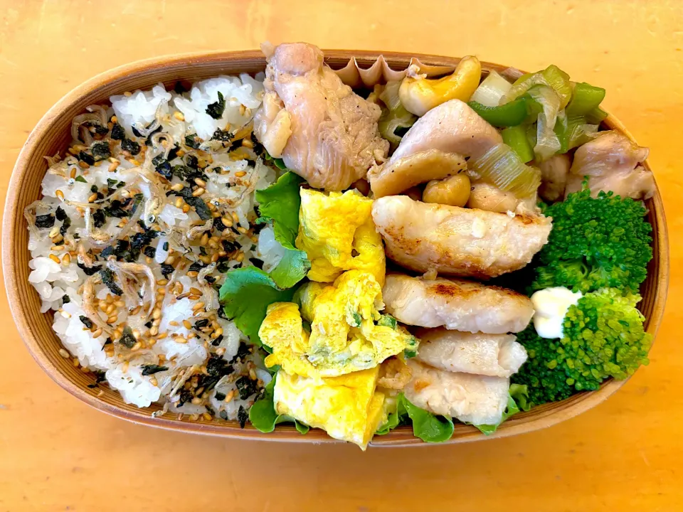 鶏肉のカシューナッツ炒め、カジキマグロの西京焼き、シラス入り卵焼き、ブロッコリー|あしゃみさん