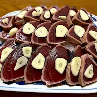 ニンニク🧄ビタビタ鰹のタタキ❗️✌︎('ω')✌︎✨