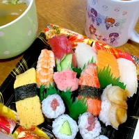 寿司　しじみの味噌汁　お茶　スーパーはマックスバリュ| パムさん