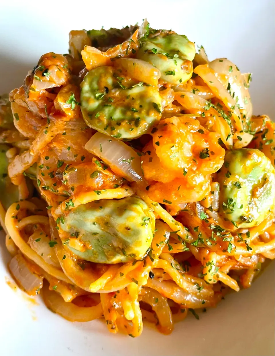 リモートワークのおひとり様ランチ🍝ガーリックシュリンプと空豆のトマトクリームパスタ|KANAさん