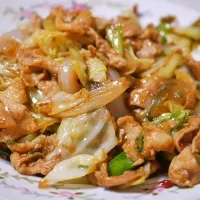 あまり野菜で回鍋肉的なやつ😌💯味噌ダレがうまくできて味付けバッチリ。牛脂で炒めたのでめっちゃコクがあって、飲み物みたいに消えていった🤣|深夜特急fさん