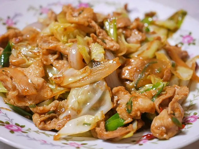 あまり野菜で回鍋肉的なやつ😌💯味噌ダレがうまくできて味付けバッチリ。牛脂で炒めたのでめっちゃコクがあって、飲み物みたいに消えていった🤣|深夜特急fさん