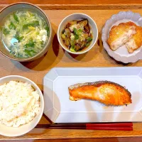 夜ご飯(焼き鮭、玉ねぎ天、ナスの焼き浸し、水菜たまごスープ)|cocomikaさん