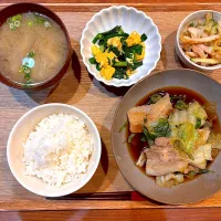 夜ご飯(レタスと豚肉のオイスターソースいため、もやしとちくわのサラダ、ニラ玉、きのこの味噌汁)|cocomikaさん