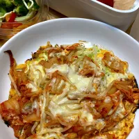 ライスペーパーに卵落として、キャベツともやしとキムチとチーズをのせて蒸し焼きしたのよ|ぷんぷんさん