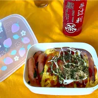 キャベツましましにらペイ焼きと一緒くたに焼いたウィンナーのお昼。|ぽんぽこまめだ。さん