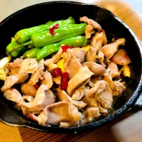オハナシマンさんの料理 ししとうと砂肝ニンニクのナンプリックナンプラーバター焼き|ユミさん