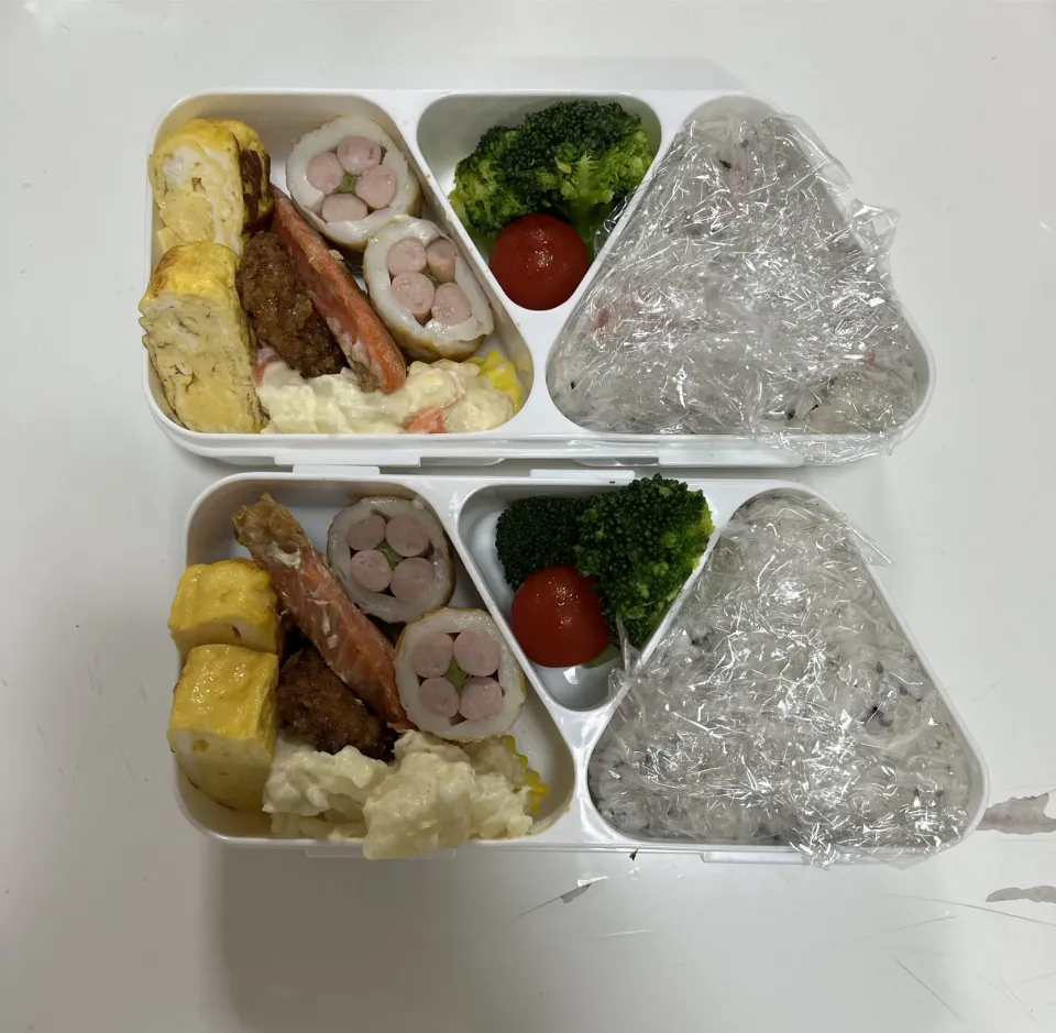パパ弁と中１男子弁当。☆ブロッコリー☆プチトマト☆ポテサラ☆鮭☆卵焼き☆タレ漬けカツ☆花ちくわ☆おにぎり（梅ごま塩・梅肉）|Saharaさん