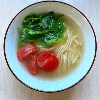 豚そば 月やを博多土産で頂いたので大葉とトマトとオリーブオイル|shikaさん