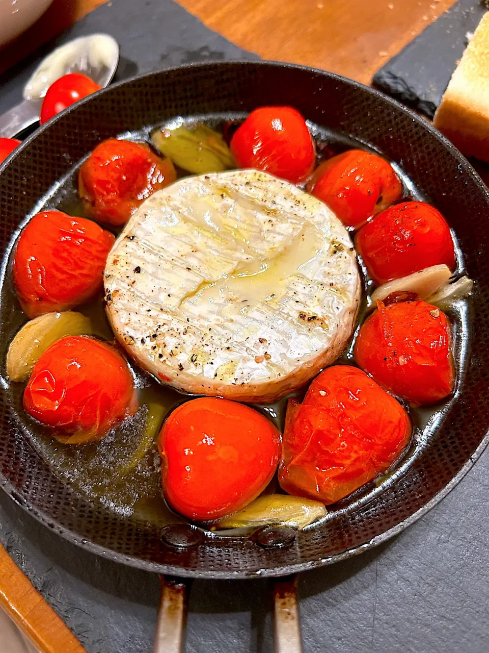 ミニトマトとカマンベールのアヒージョ|chii4さん