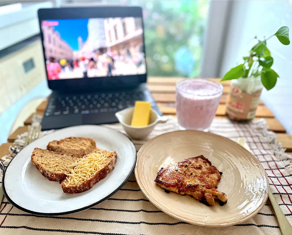 Fried Pork Chop with Homemade Bread (grass-fed butter & Parmesan cheese)|Zhen Zhenさん