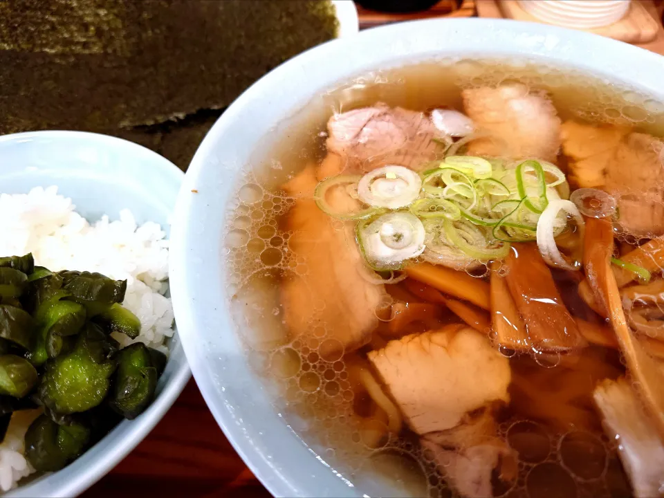 【2025年5月屋号/メニュー一新】 
中華そば いたばし製麺
中華そば (850円)
＋ライス中 (1杯まで無料)
＋のり (SNS見たで無料、別皿)
＋かっぱ漬け (卓上、無料)
＠新板橋2分 
(JR板橋駅から徒歩3分)
25152
〈醤79塩25噌󠄀14タ5昆7出7F8冷6
混1〉|大脇さん