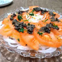 新玉ねぎとトマトのタプナードサラダ|古尾谷りかこさん