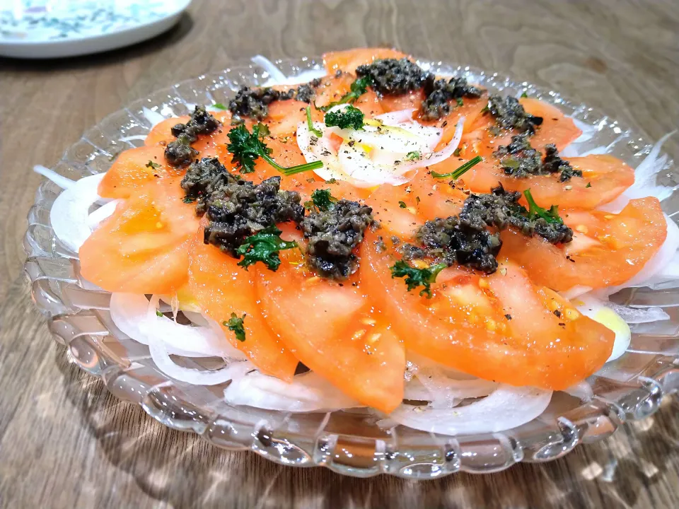 新玉ねぎとトマトのタプナードサラダ|古尾谷りかこさん