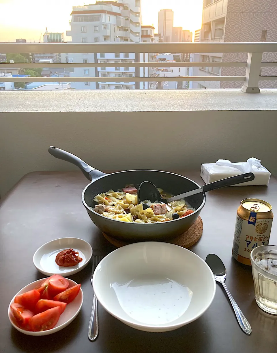 具材不足のコシード　はやとと2人で食べようと思っていたのにはやとが熱を出して急遽今日帰ることになりました。大急ぎで帰ってきましたがマンションはもうもぬけの空。会社帰りに色々具材を買うつもりでしたが、それもかなわず、ありあわせの具材でコシードを作り、ひとり侘しくベランダでサンセットディナー。|なびさん