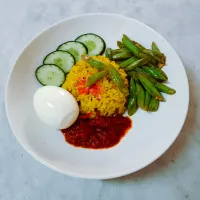 Nasi Lemak Kunyit is a rice cooked with Coconut milk, lemon grass and screw pine leaves and turmeric. It is eaten with a chilli sambal and vegetables.|Priyamayaさん