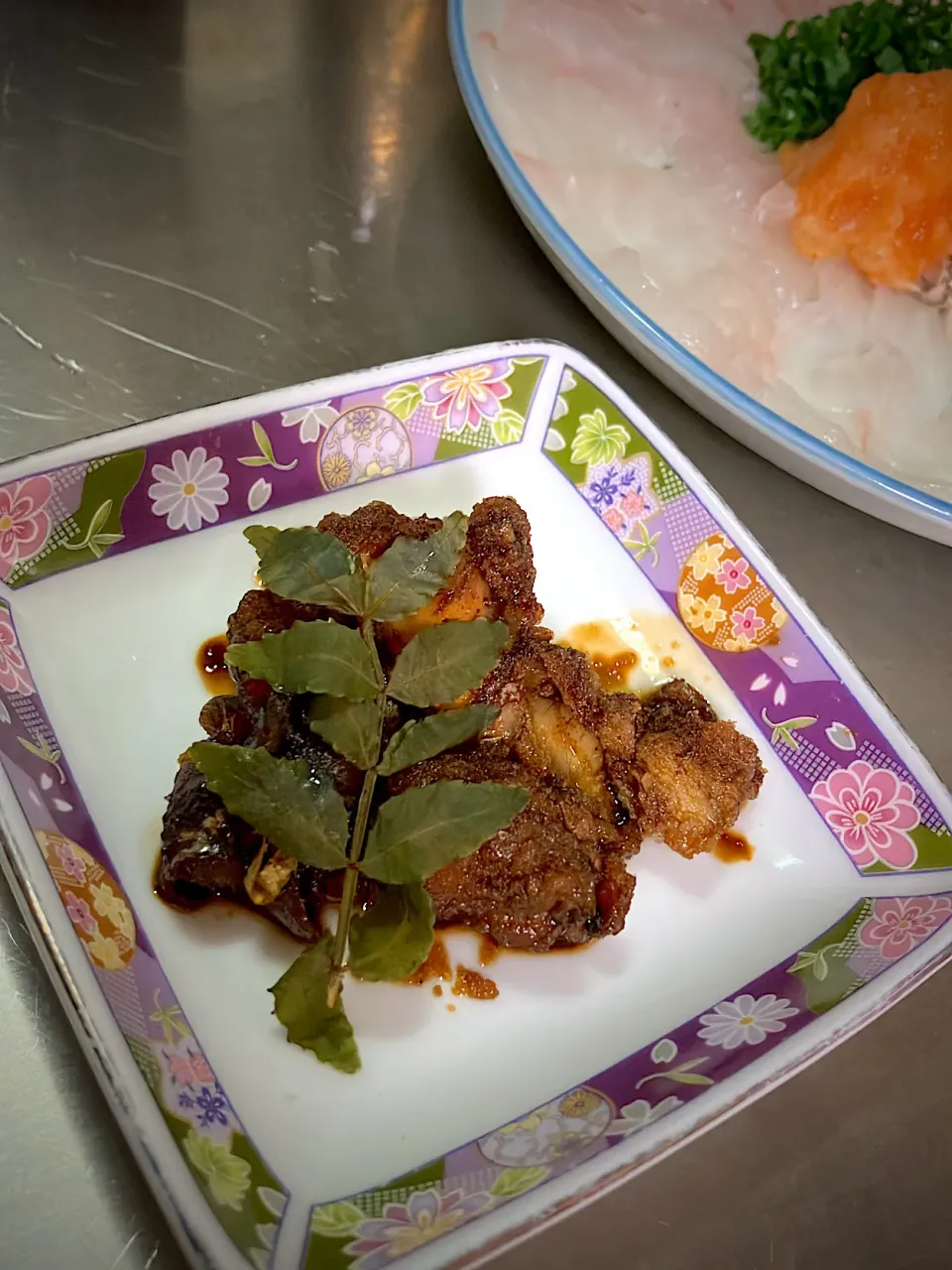 真子は薄味より照り煮が好き♡ 高級魚アラ(クエ、ハタ、キハタ)の真子です 山椒の葉っぱは冷凍しといたのを使ってるので色味が悪いけど、主人の実家の庭の山椒です|🐈⸒⸒⸒⸒つるのダンス🐈🐾さん