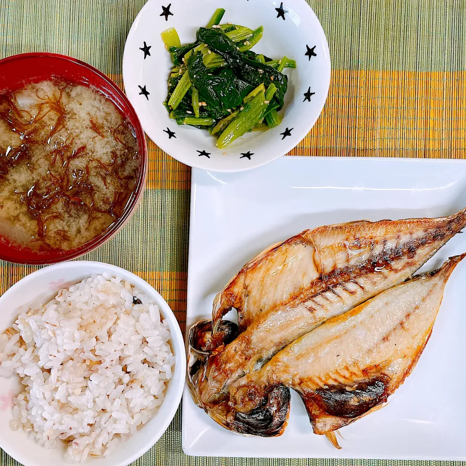 あじの干物♡ほうれん草のごまあえ♡お味噌汁♡|まゆかさん