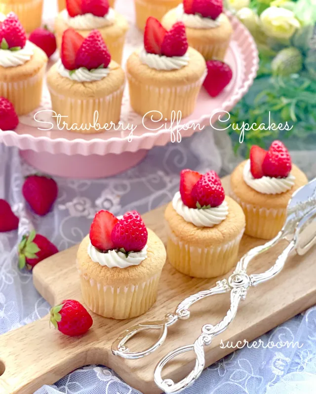 Snapdishの料理・レシピ写真:苺の生シフォンカップケーキです🍓｜わくわくが止まらない♪いちごスイーツパラダイス