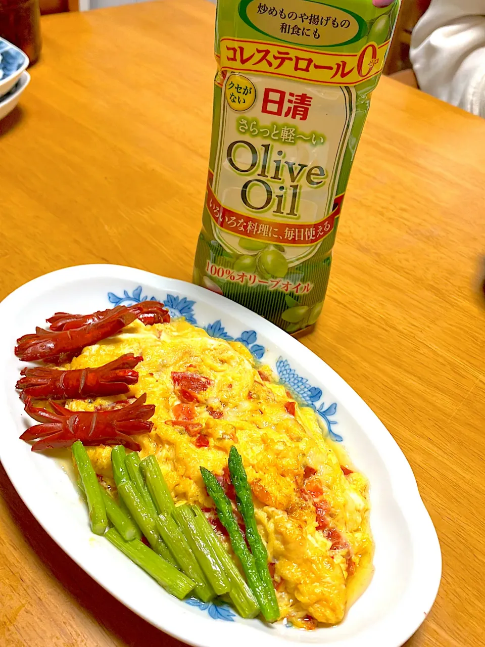 さら～と軽いオリーブオイルをたっぷり使って【トマトチーズ🍅🧀オムレツ】オムレツ作った後のオリーブオイルでアスパラと赤ウインナーのカニ🦀 日清様💦昨日は急遽メニュー変更でアヒージョ作れずにすみません🙇‍♀️|🐈⸒⸒⸒⸒つるのダンス🐈🐾さん